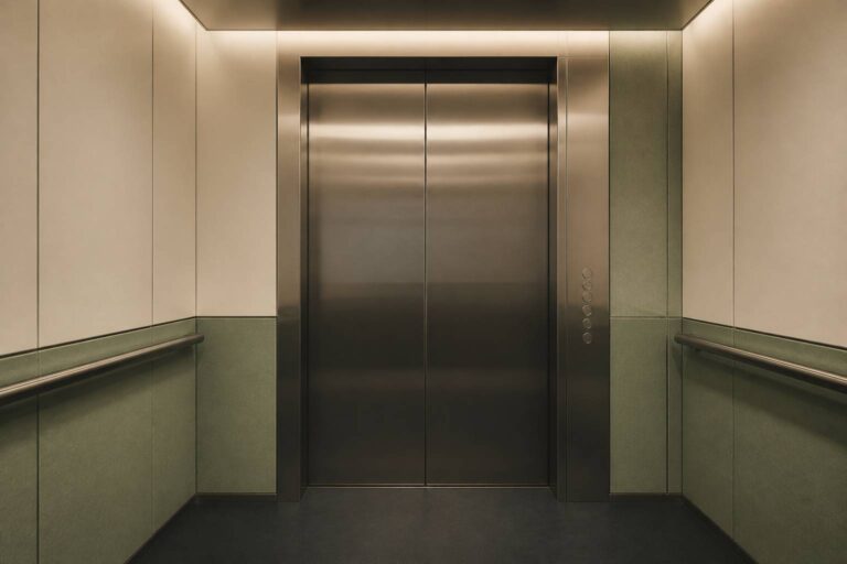 Comprendre la signification de l&rsquo;ascenseur : entre fonction et symbolique